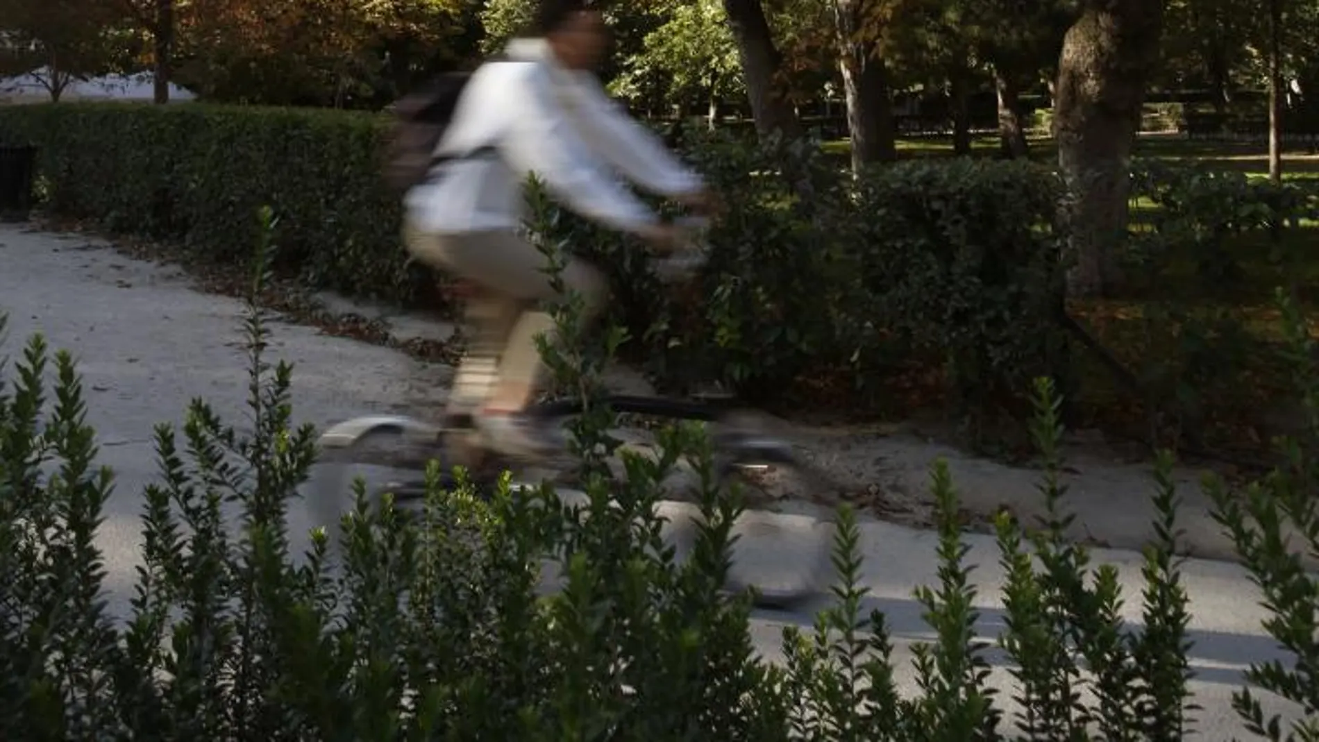 Un ciclista apura las últimas horas del verano en el parque del Retiro (Madrid), antes de que empiece el otoño mañana, 22 de septiembre.