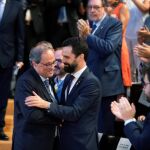 El presidente de la Generalitat, Quim Torra, saluda al presidente del Parlament de Cataluña, Roger Torrent (d) en una imagen de la pasada semana/ Efe