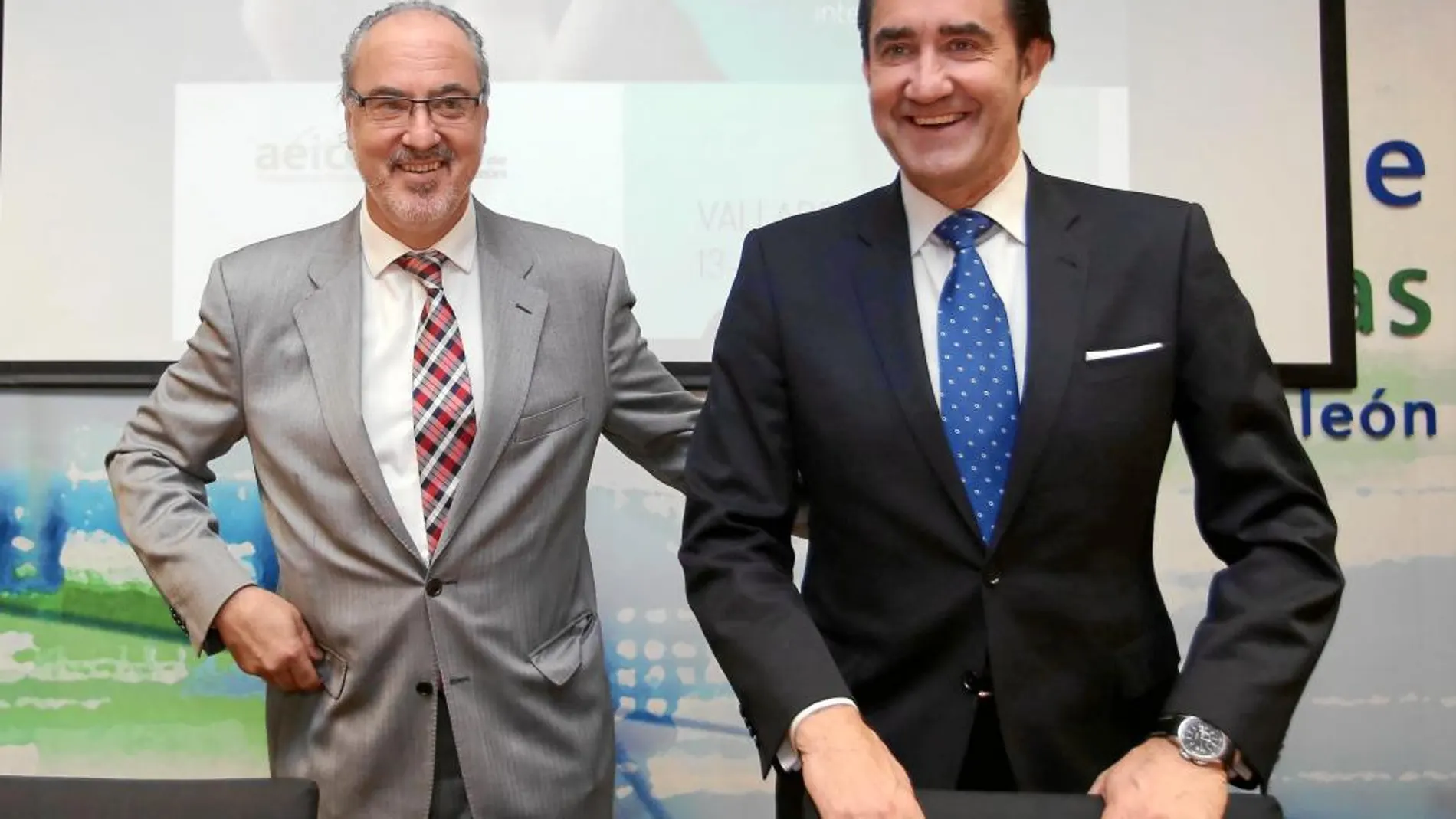 El consejero Suárez-Quiñones presenta el foro junto a Alejandro Miranda