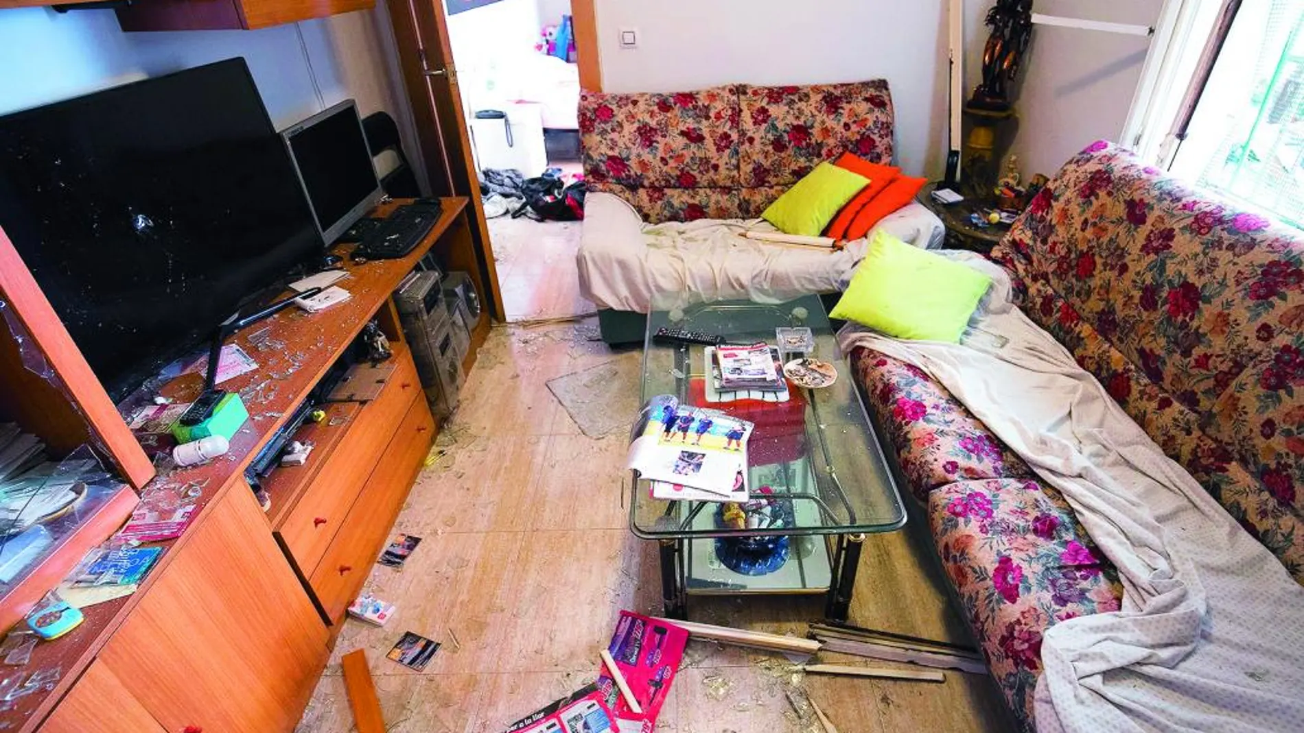 El piso de José Manuel Marcos, ubicado en el edificio colindante al de la explosión, quedó destrozado por los efectos de la onda expansiva.