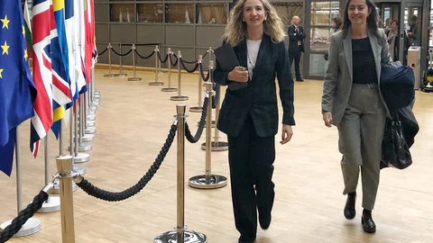 La consejera de Familia e Igualdad de Oportunidades, Alicia García, acompañada por la directora de la Mujer, Esperanza Vázquez, antes de representar a la España autonómica en el Consejo de Políticas Sociales de la UE