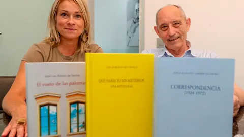 La gerente y el director de la Fundación Jorge Guillén, Pilar Alonso y Antonio Piedra, respectivamente, con algunas de las obras publicadas a lo largo de este año