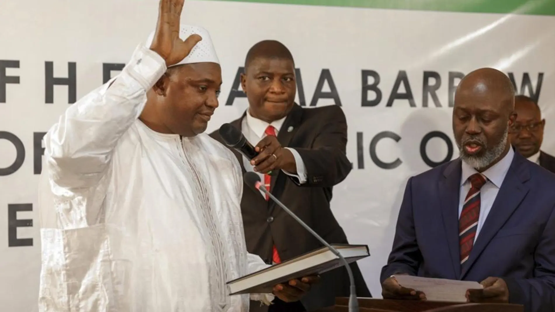 Adama Barrow juró como presidente de Gambia en la embajada de su país en Senegal, donde estaba refugiado
