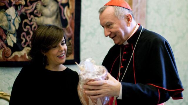 Sáenz de Santamaría durante la reunión que ha mantenido hoy con el secretario de Estado vaticano, Pietro Parolin.