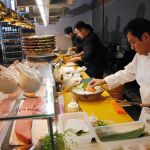 Álex Moranda es el cocinero de 99 Sushi Bar Eurobuilding