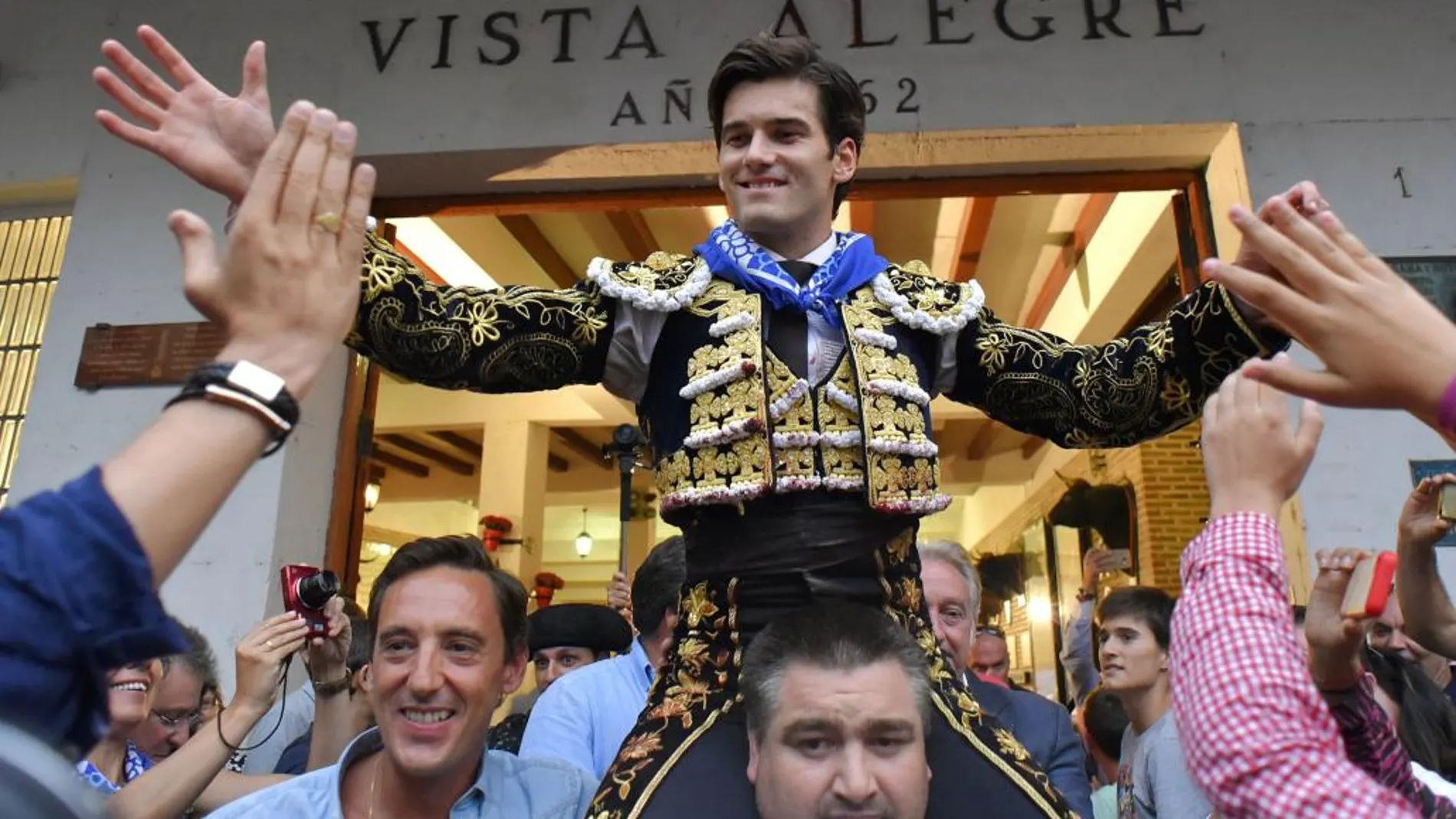 El diestro José Garrido sale a hombros por la puerta grande de la plaza de Vista Alegre de Bilbao tras cortar dos orejas