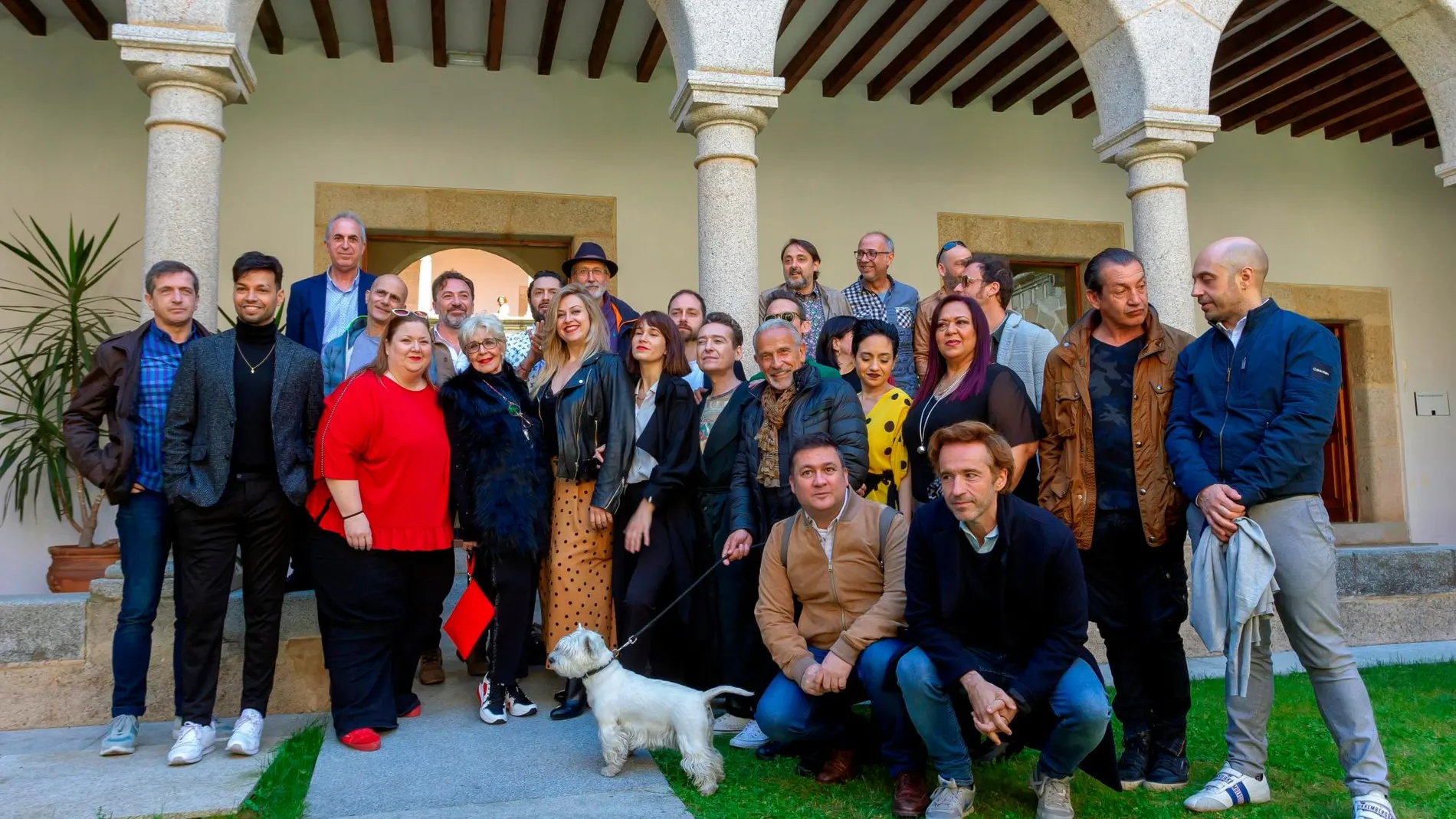Concha Velasco posa junto a algunos de los actores que participarán en la 65 edición del Festival Internacional de Teatro Clásico de Mérida