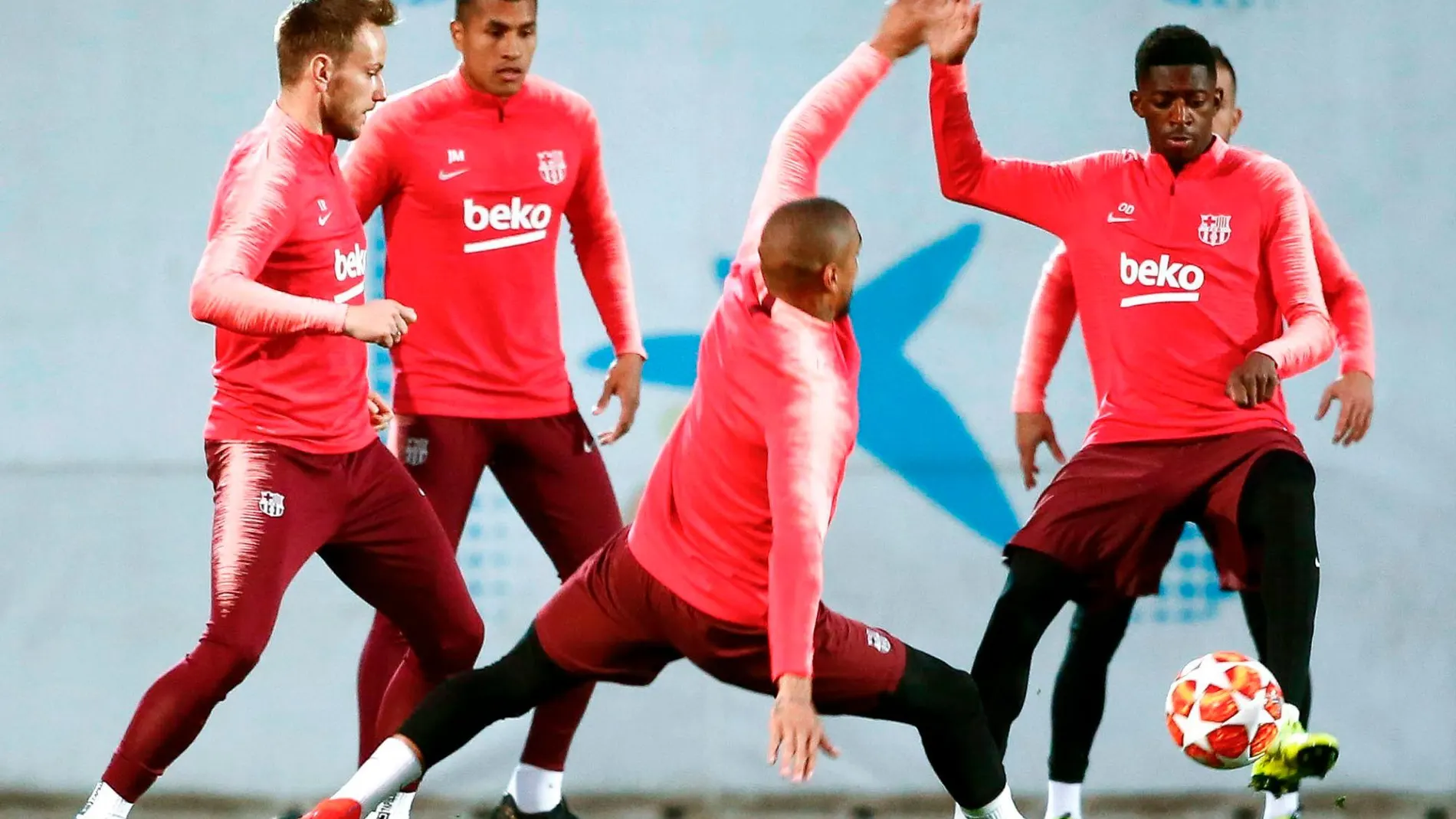 Los jugadores del FC Barcelona, durante el entrenamiento de ayer en la ciudad deportiva Joan Gamper / Efe
