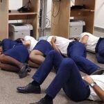 Imagen de los tripulantes fingiendo dormir en el aeropuerto de Málaga