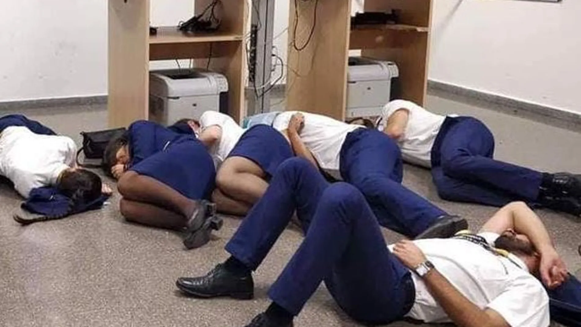 Imagen de los tripulantes fingiendo dormir en el aeropuerto de Málaga
