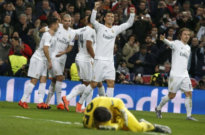 El delantero portugués del Real Madrid Cristiano Ronaldo celebra el primer gol del partido ante el portero de la Roma, el polaco Wojciech Szczesny (en el suelo)