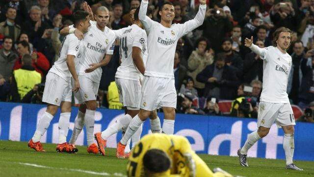 El delantero portugués del Real Madrid Cristiano Ronaldo celebra el primer gol del partido ante el portero de la Roma, el polaco Wojciech Szczesny (en el suelo)
