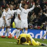 El delantero portugués del Real Madrid Cristiano Ronaldo celebra el primer gol del partido ante el portero de la Roma, el polaco Wojciech Szczesny (en el suelo)