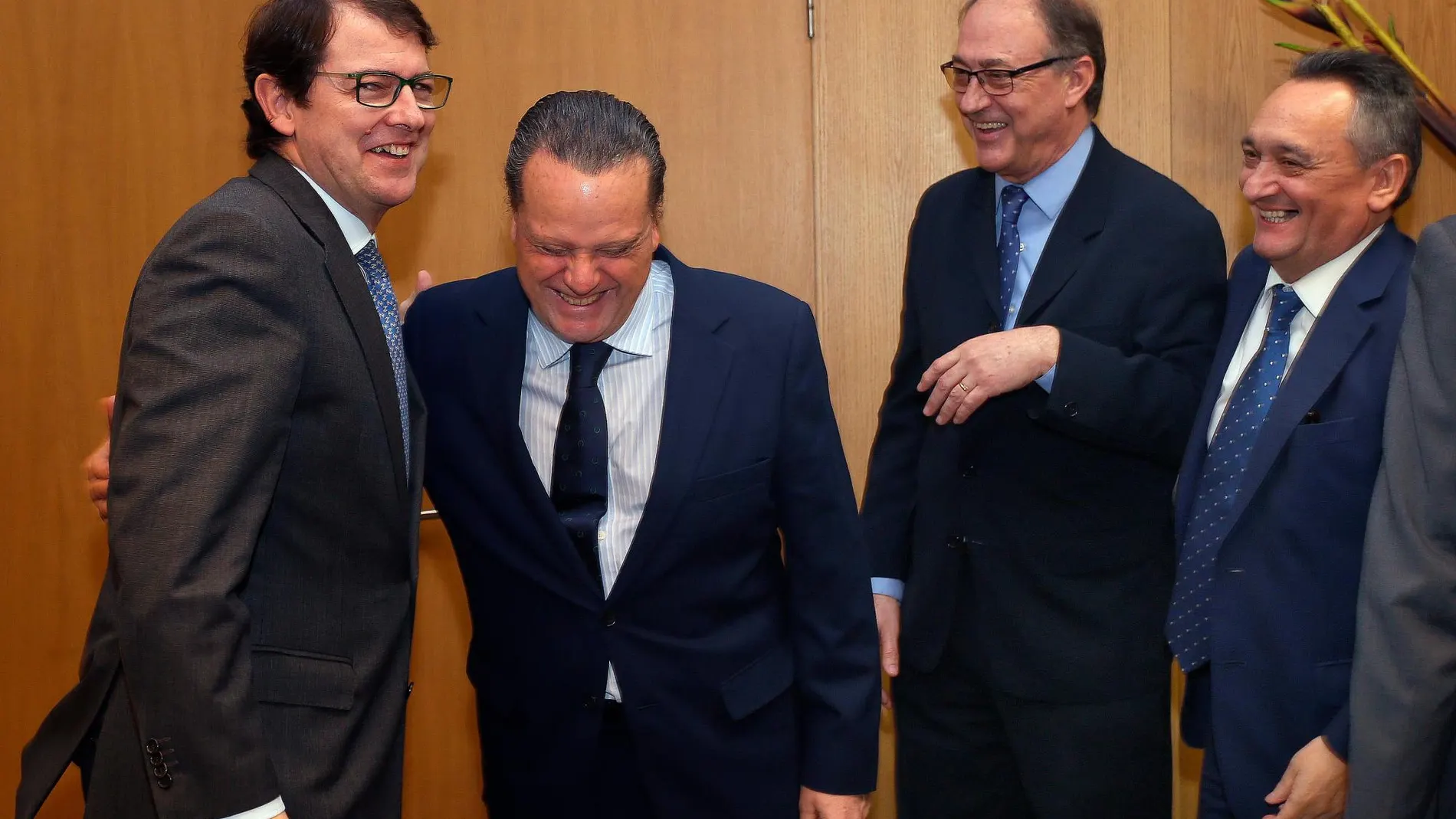 Fernández Mañueco bromea con Mario Amilivia, presumible futuro presidente del Consejo de Cuentas, en presencia de Emilio Melero y Miguel Ángel Jiménez