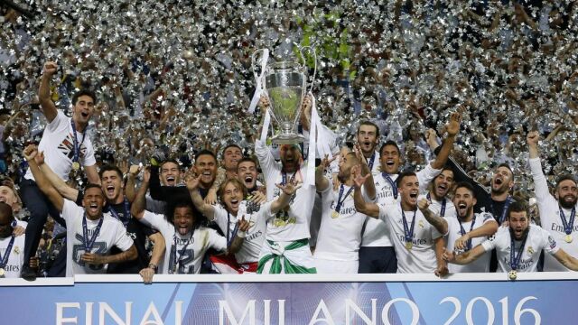 Los jugadores del Real Madrid celebran con el trofeo la consecución de la Liga de Campeones tras ganar en la tanda de penaltis al Atlético
