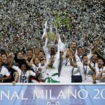Los jugadores del Real Madrid celebran con el trofeo la consecución de la Liga de Campeones tras ganar en la tanda de penaltis al Atlético