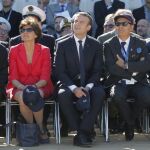 El presidente galo, Emmanuel Macron (c), la ministra de Defensa francesa, Sylvie Goulard (izq), y el presidente ejecutivo de Dassault Aviation, Eric Trappier (dcha)