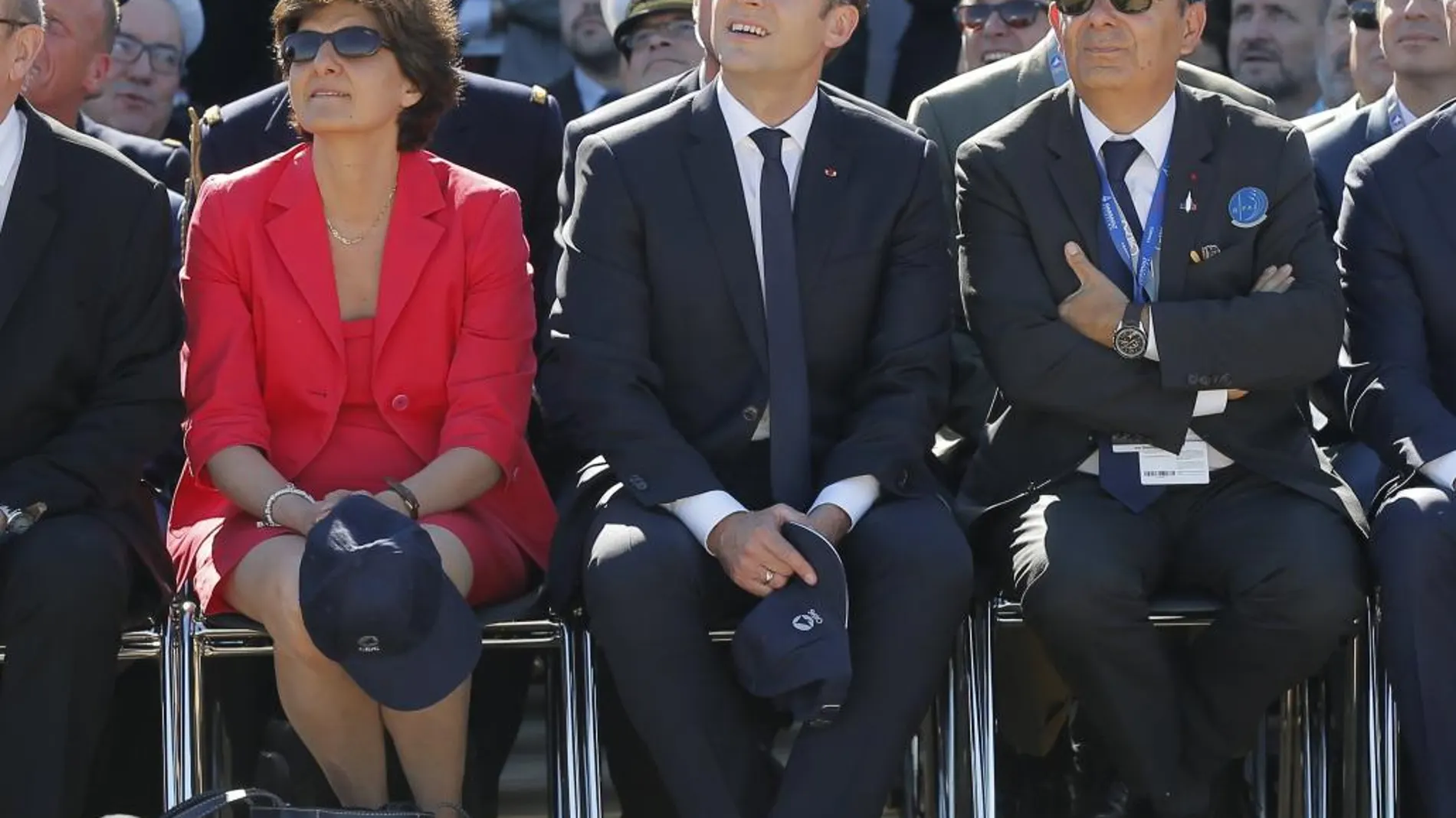 El presidente galo, Emmanuel Macron (c), la ministra de Defensa francesa, Sylvie Goulard (izq), y el presidente ejecutivo de Dassault Aviation, Eric Trappier (dcha)