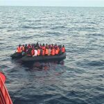 Un barco de Salvamento Marítimo rescata una patera neumática en el Estrecho / Ep