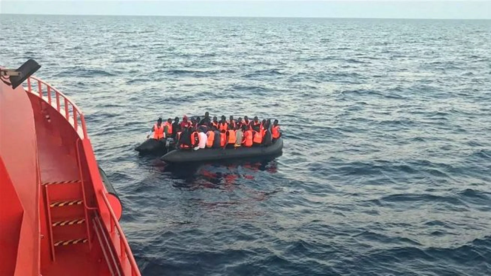 Un barco de Salvamento Marítimo rescata una patera neumática en el Estrecho / Ep