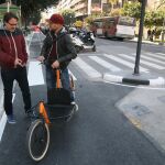 Grezzi charla con un ciclista en el carril bici de la calle Colón