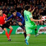 Coutinho del Barça dispara a puerta durante el partido contra el Levante / Reuters
