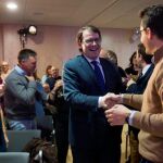 El presidente del PP de Castilla y León, Alfonso Fernández Mañueco, saluda a un afiliado durante la Convención de los populares de Zamora