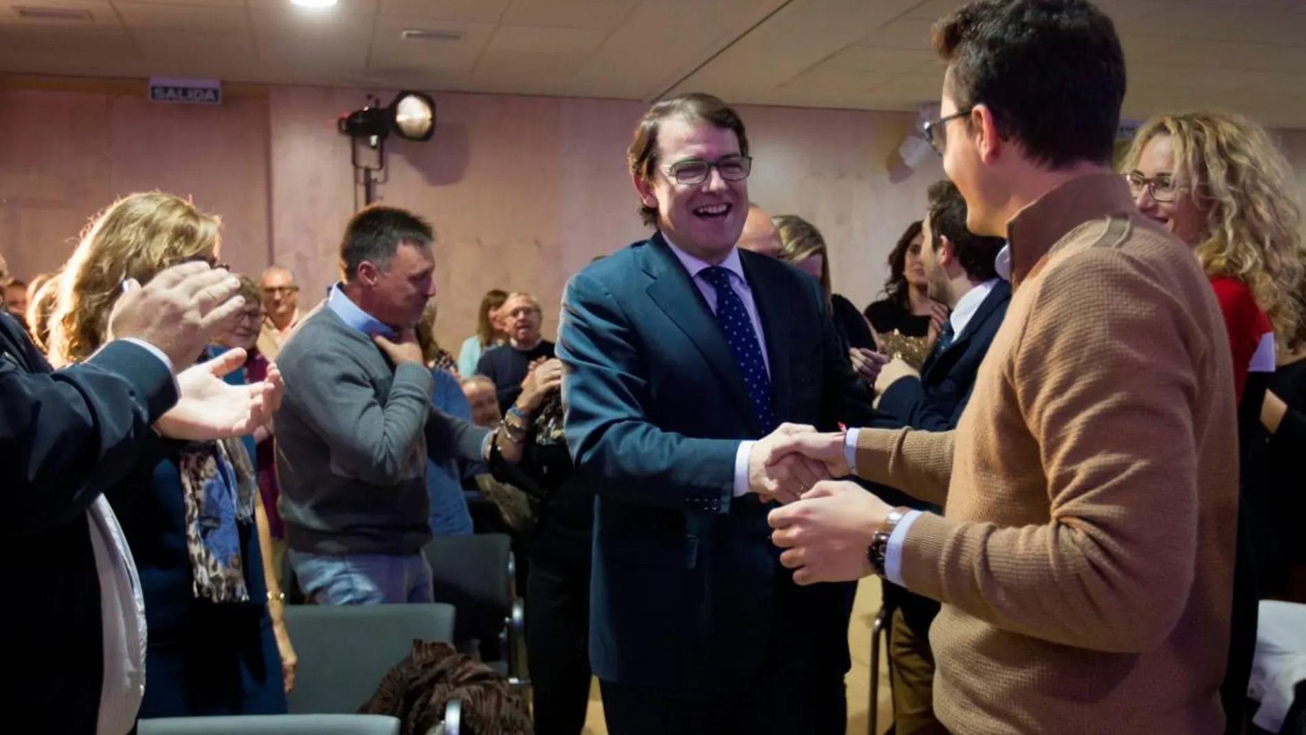 El presidente del PP de Castilla y León, Alfonso Fernández Mañueco, saluda a un afiliado durante la Convención de los populares de Zamora