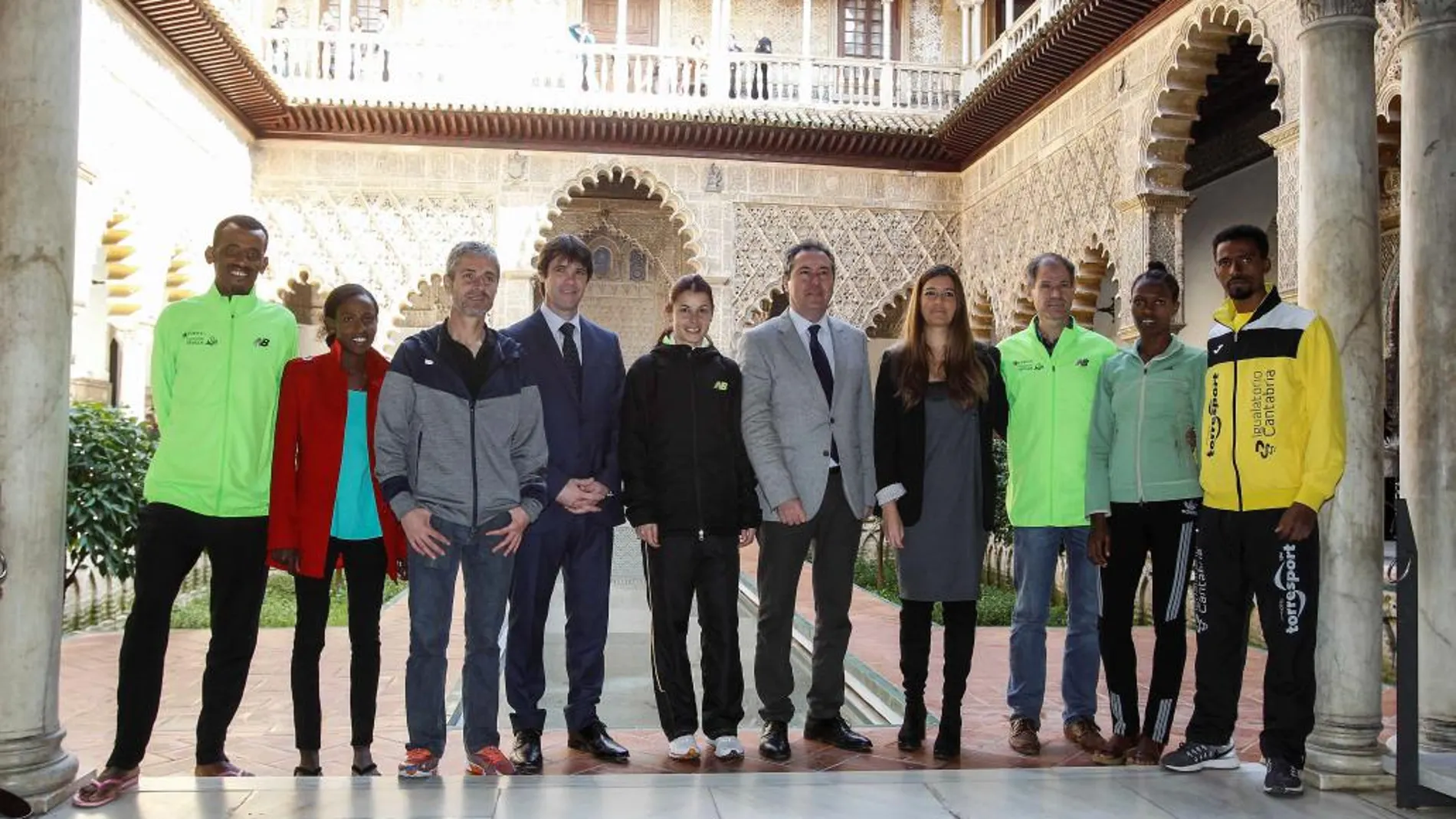 El alcalde de Sevilla, Juan Espadas, junto a algunos de los principales atletas que participarán en la carrera