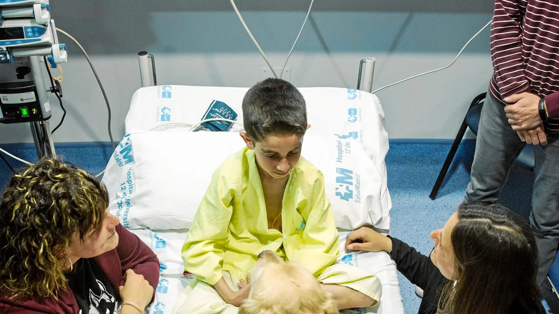 Adrián, uno de los pequeños ingresados, en compañía de Zenit, que aprovecha cualquier oportunidad para sacarles una sonrisa / Foto: Gonzalo Pérez