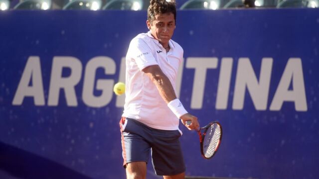 El tenista español Nicolás Almagro ante su compatriota David Ferrer