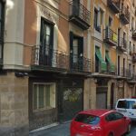 Agentes de la Guardia Civil registran el piso del detenido, ubicado en la calle General Castillo