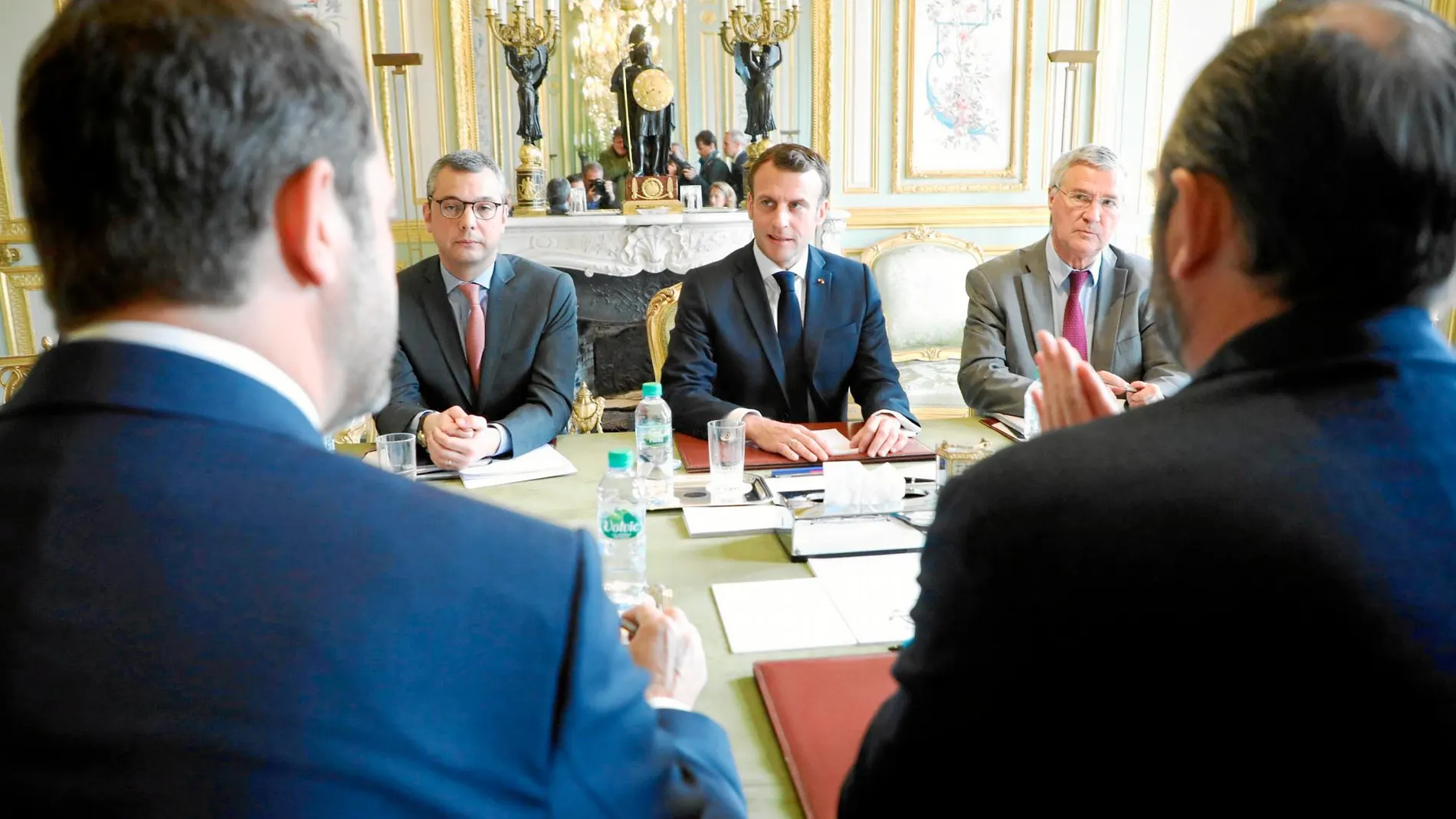 El presidente francés, Emmanuel Macron, se reunió ayer en el Elíseo con su primer ministro, Édouard Philippe, para garantizar el orden público