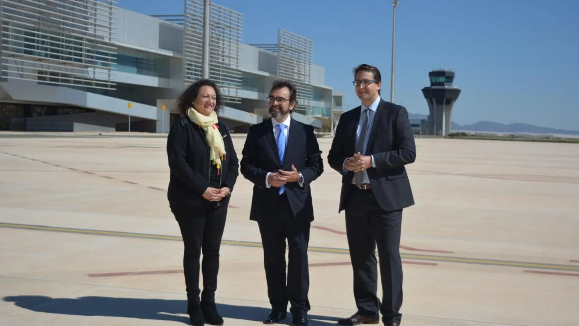 El consejero, Pedro Rivera (c), en las instalaciones del nuevo aeropuerto internacional de Murcia