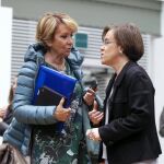 Aguirre conversa con la portavoz socialista, Purificación Causapié (d), al inicio del pleno del Ayuntamiento de Madrid.