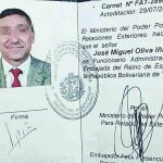 Credencial que acredita al brigada Oliva como funcionario de la embajada