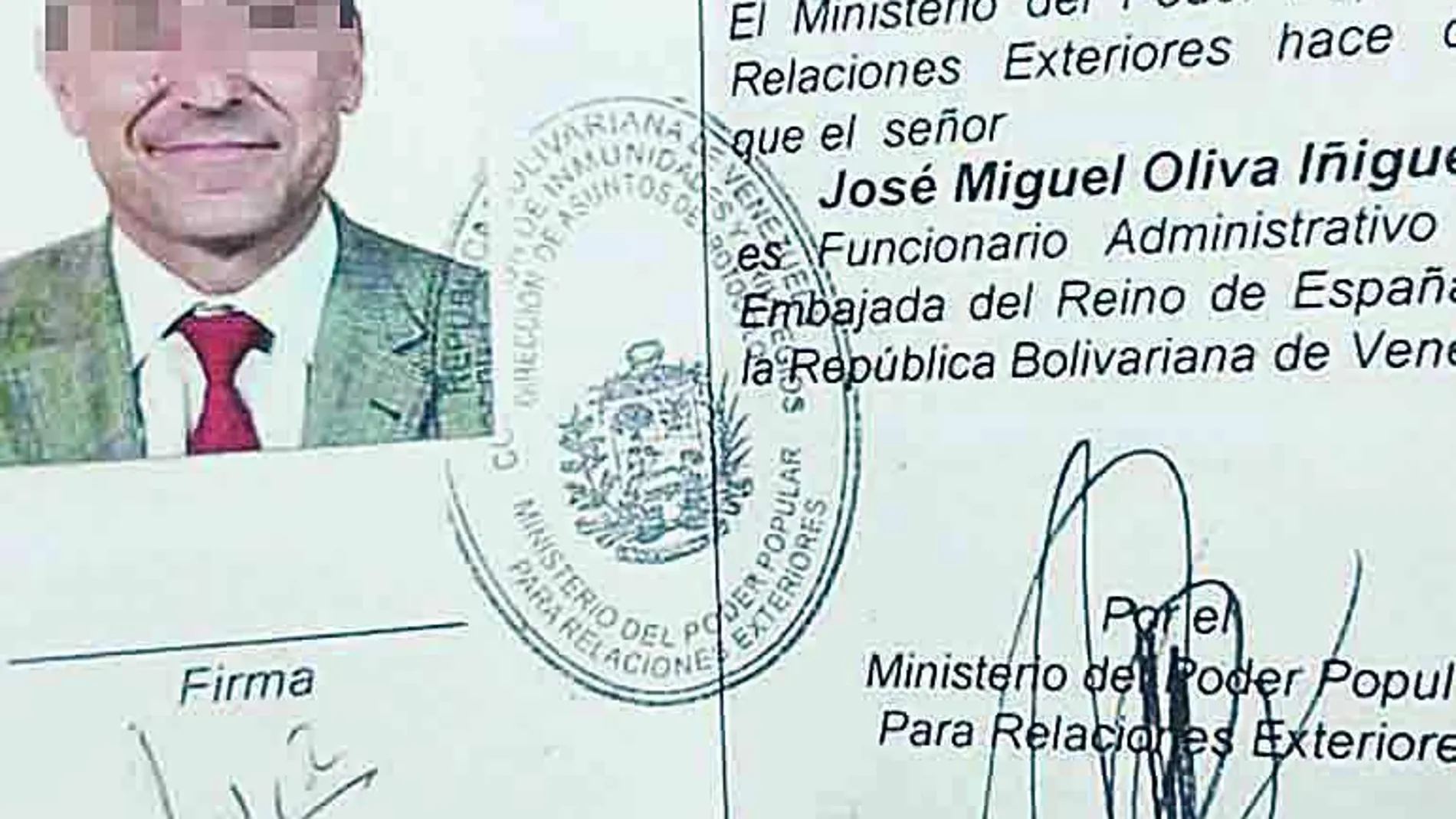 Credencial que acredita al brigada Oliva como funcionario de la embajada