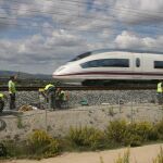 Técnicos de ADIF trabajan en la línea de AVE entre Madrid y la frontera francesa.