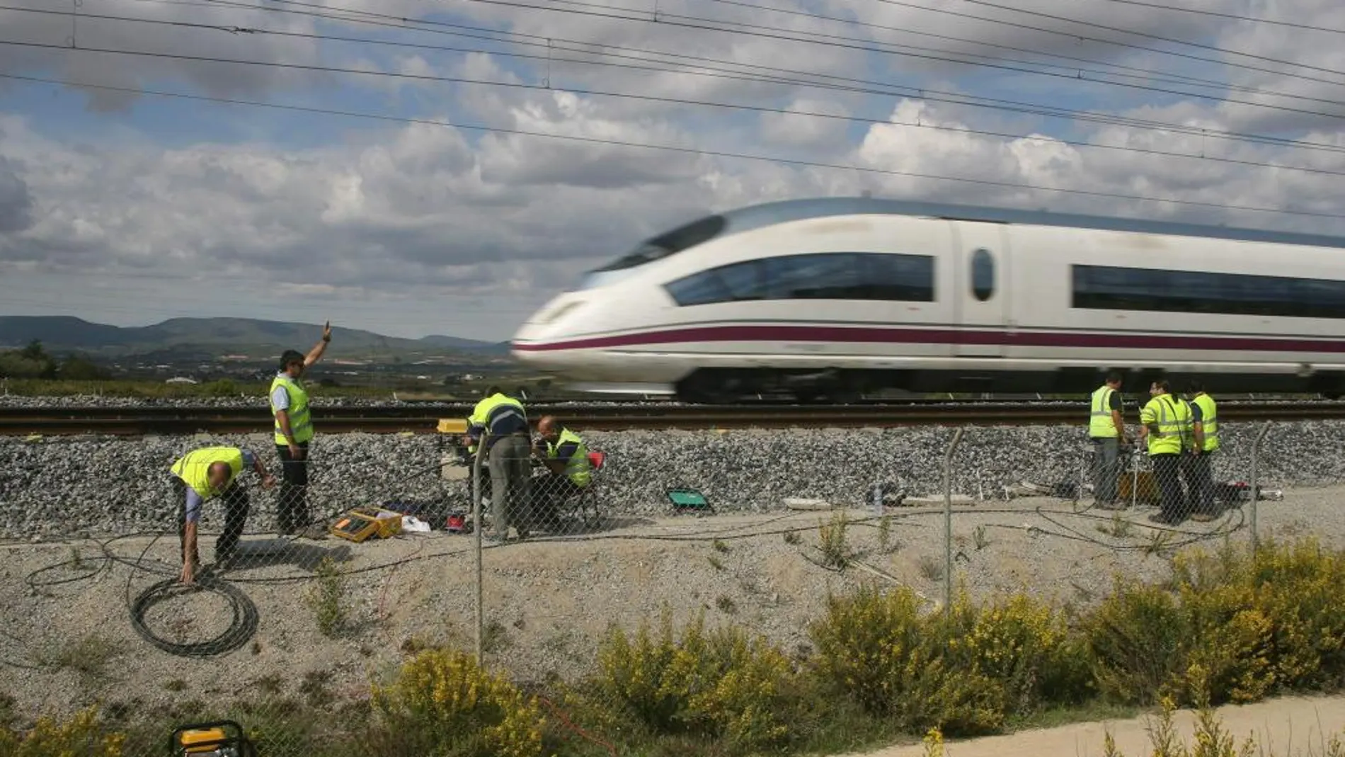 Técnicos de ADIF trabajan en la línea de AVE entre Madrid y la frontera francesa.