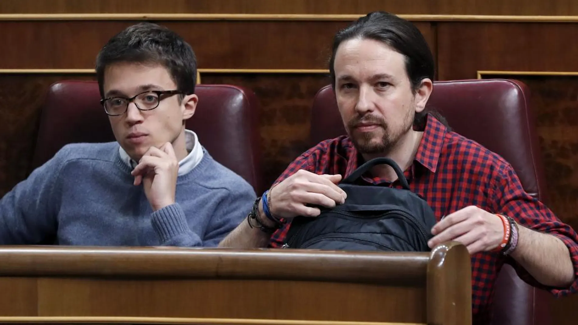 Pablo Iglesias y el aún portavoz parlamentario del partido, Íñigo Errejón, en sus escaños esta tarde al inicio del pleno del Congreso de los Diputados.