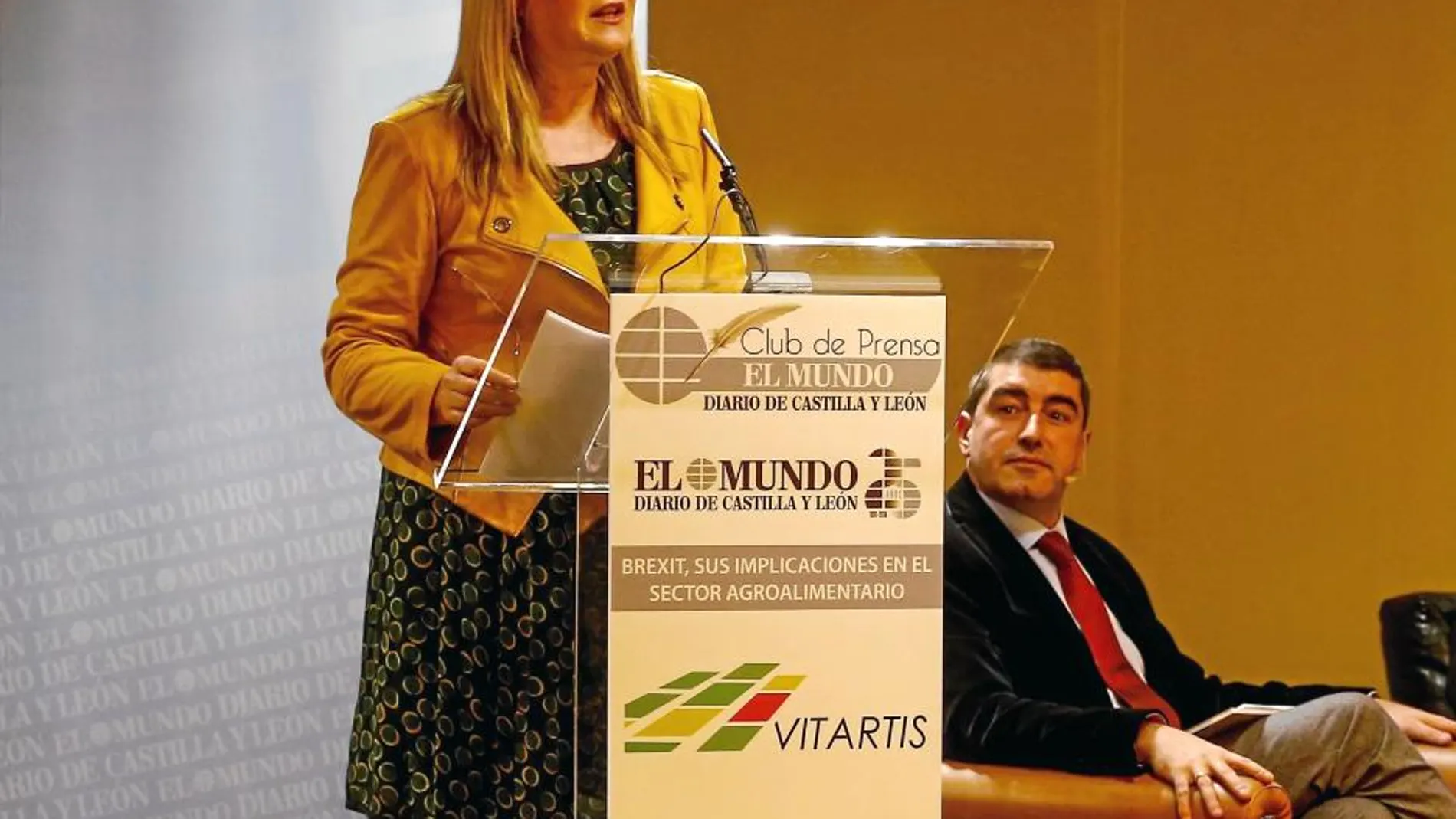 Pilar del Olmo en el foro de El Mundo junto a su director, Pablo Lago