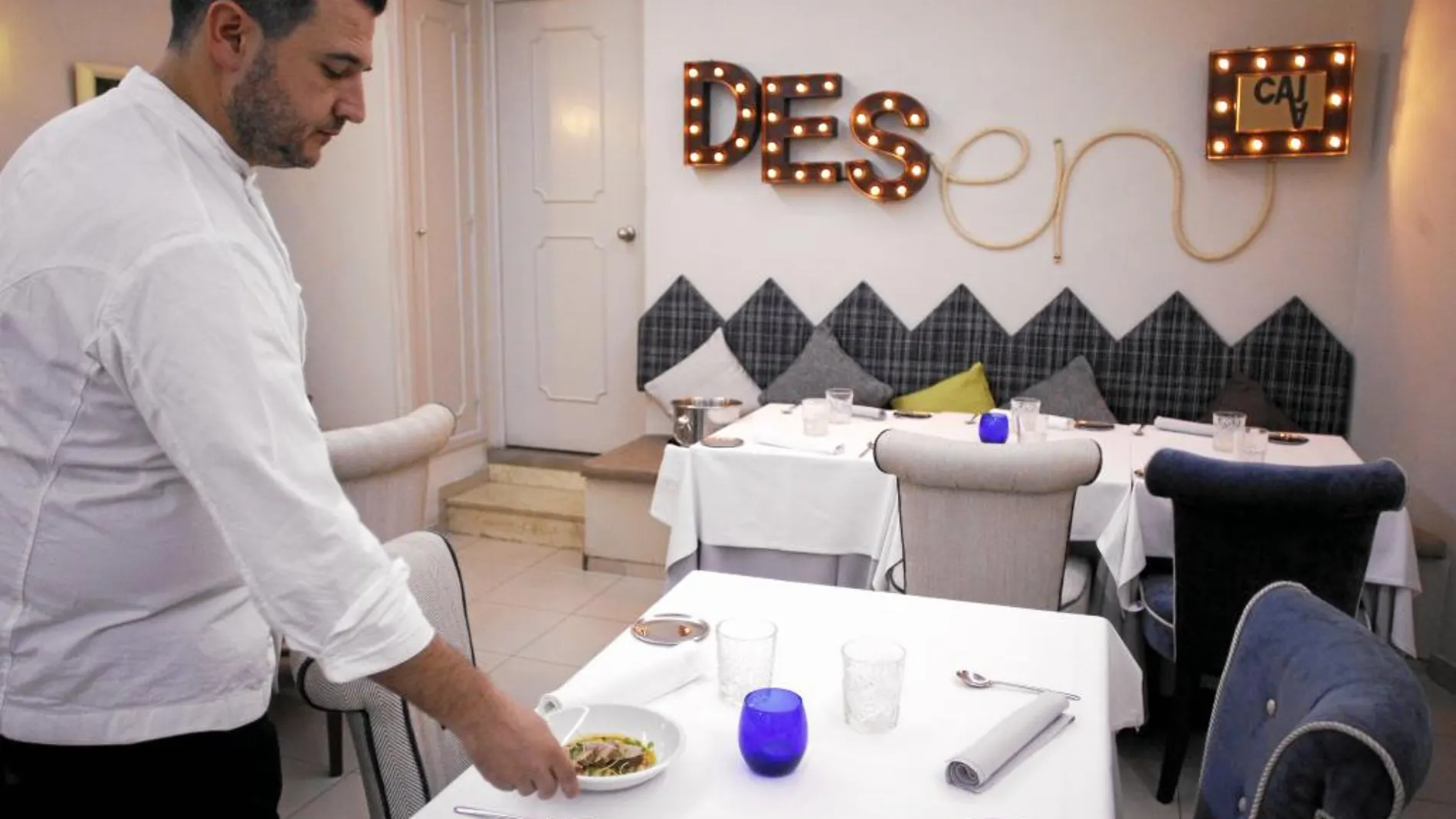 Iván Sáez muestra en Desencaja un plato de alubias con conejo de campo que sirve en el restaurante