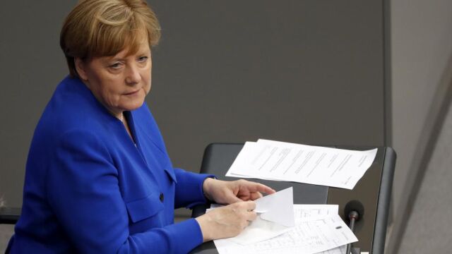 La canciller alemana, Angela Merkel, asiste al debate sobre la legalización del matrimonio homosexual en el Parlamento en Berlín (Alemania).