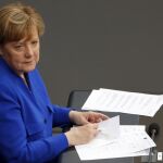 La canciller alemana, Angela Merkel, asiste al debate sobre la legalización del matrimonio homosexual en el Parlamento en Berlín (Alemania).