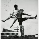 Dos alumnos de la Bauhaus, que era una escuela mucho más allá de la arquitectura, interdisciplinaria, juegan al fútbol