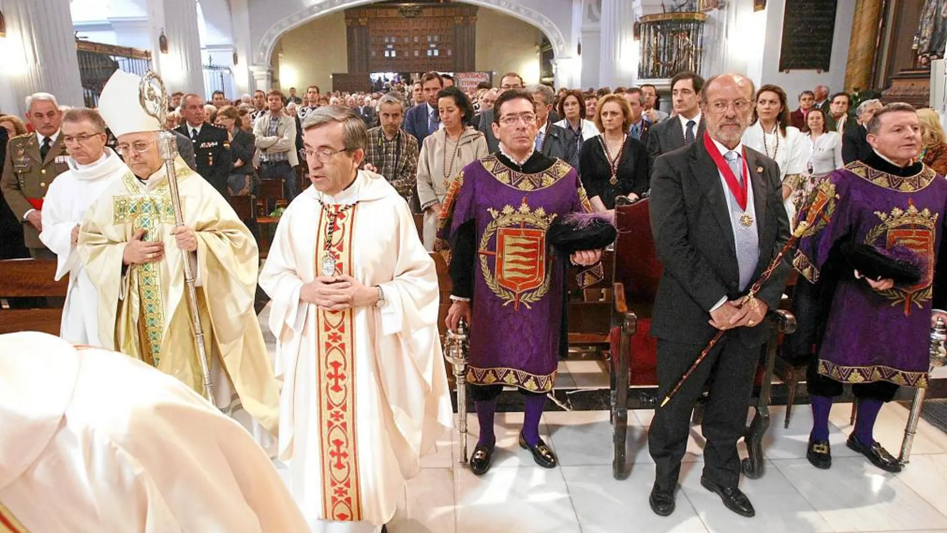 El arzobispo de Valladolid, Ricardo Blázque, junto al vicario de la Diócesis, Luis Argüello, antes de comenzar una Misa en la que estuvo también el alcalde de Valaldolid, Javier León de la Riva, entre otras muchas autoridades