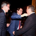 El presidente del PP regional, Alfonso Fernández Mañueco, saluda al alcalde de León, Antonio Silván, y el presidente de la Diputación, Juan Martínez Majo