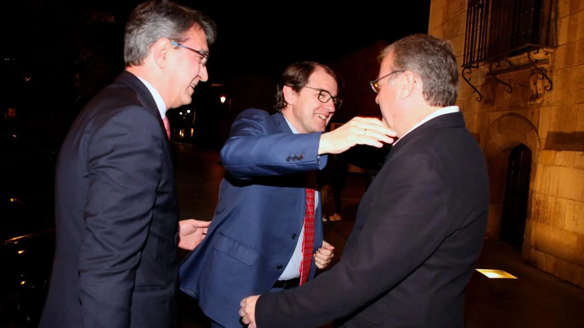 El presidente del PP regional, Alfonso Fernández Mañueco, saluda al alcalde de León, Antonio Silván, y el presidente de la Diputación, Juan Martínez Majo