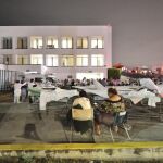 Pacientes y médicos de un hospital en Villahermosa permanecen en la calle tras el fuerte terremoto