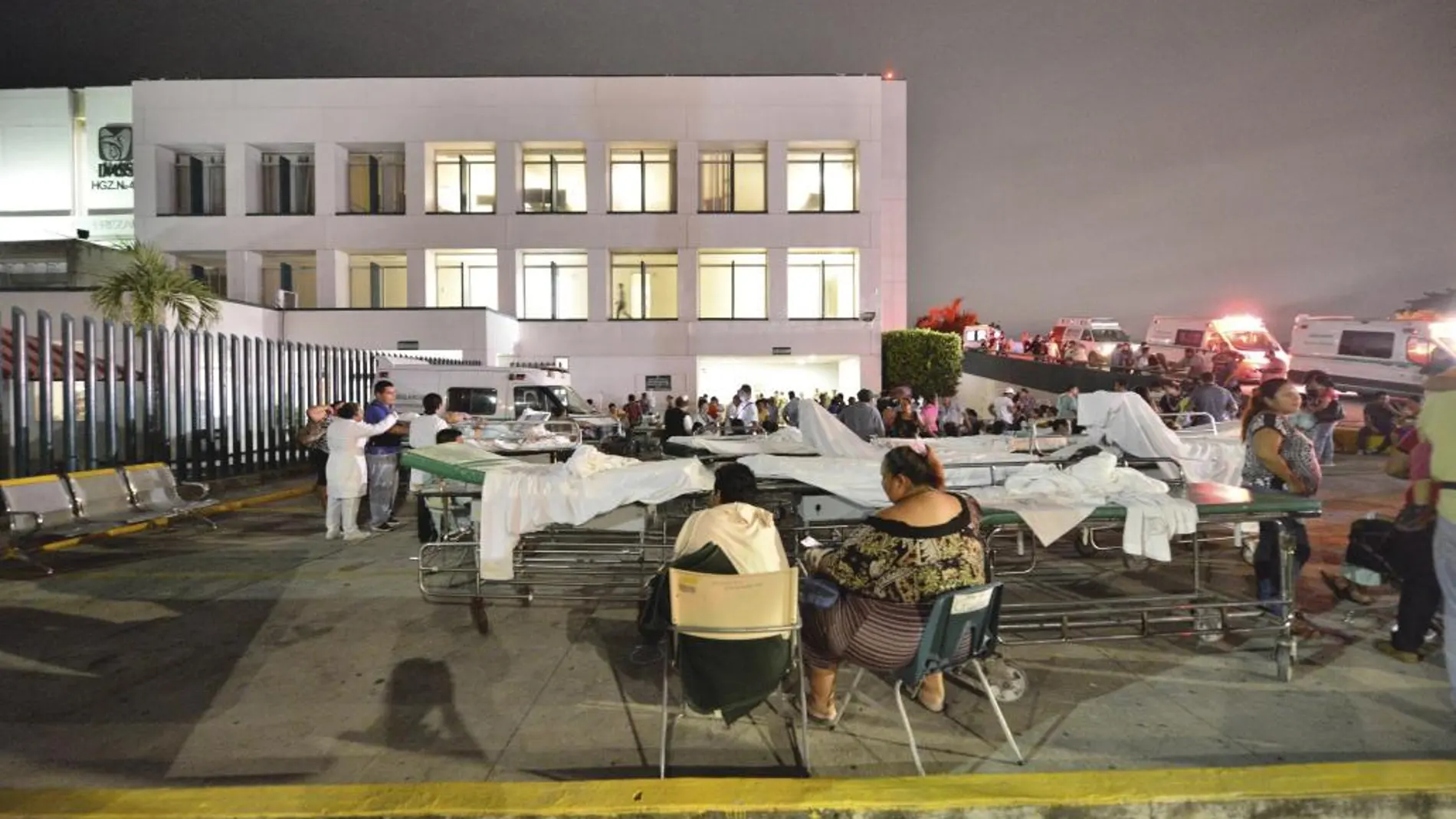 Pacientes y médicos de un hospital en Villahermosa permanecen en la calle tras el fuerte terremoto